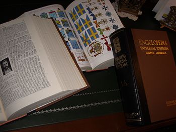 Tres tomos de la enciclopedia donde se aprecia la encuadernación, láminas en color y algunos artículos.