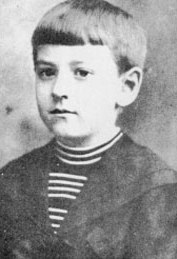 Lovecraft con aproximadamente nueve años de edad.