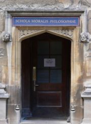 Puerta de entrada a la Schola Moralis Philosophiae (Escuela de Filosofa Moral) en la Bodleian Library. Esta es ahora la entrada a personal de las Escuelas Quadrangle.