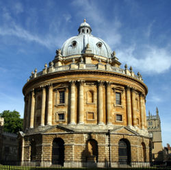 Radcliffe Camera desde el nivel del suelo en la Plaza de Radcliffe