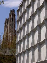 El Beinecke delante de la Facultad de Derecho de Yale