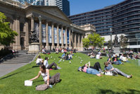 A la vista de la biblioteca de la izquierda hacia la calle Swanston