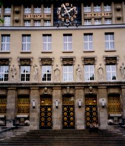 Entrada a la Biblioteca Alemana, Leipzig, 2004