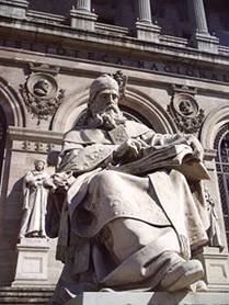 Estatua sedente de San Isidoro de Sevilla en la escalinata de la Biblioteca, obra de Jos Alcoverro y Amors.