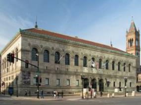 La Biblioteca Pblica de Boston McKim del edificio con el campanario de la Iglesia Vieja Sur a la derecha