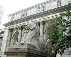 A la entrada de la Biblioteca Pblica de Nueva York.