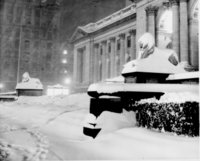 "Paciencia" y "Fortaleza": la "Biblioteca de Len" estatuas; Biblioteca Pblica de Nueva York con el manto de nieve (1948)