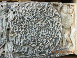 Intrincado bajorrelieve el templo Hoysaleśwara (en Halebid, India) que muestra la leyenda del Mahābhārata, donde el guerrero Abhimanyu (hijo de rjuna) entra en el chakra-vyuha