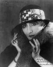 Marcel Duchamp ataviado  como su alter ego Rrose Selavy. Fotografa de 1921 de Man Ray.