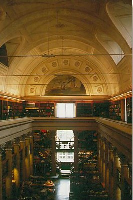 Biblio Universitaria, Helsinki, Finlandia.jpg