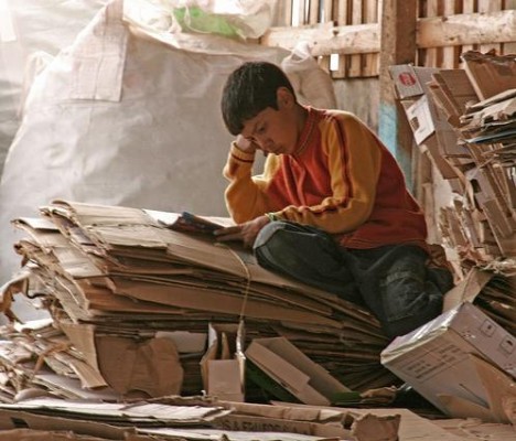 leyendo entre cartones.bmp